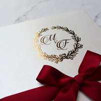 Invitation de mariage en acrylique avec estampage à chaud doré, boîte pliée et nœud en ruban