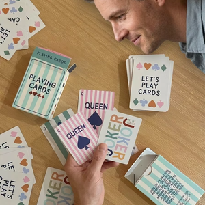 Cartas de Juego de Papel con Acabado Barnizado, Ecológicas, Duraderas, de Lujo, Negras, Personalizadas, al por Mayor de Fábrica, en Caja de Hierro, para la Familia - Product Image 1