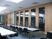 Cloison pliable et rétractable en placage de bois, facile à assembler, avec cadre en aluminium de 85 mm d'épaisseur, idéale pour bureau, école, salle de sport, maison, restaurant