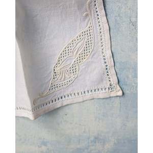 Ensemble de huit serviettes de table en lin et broderie filet Mirellas, élégantes pour le thé, l'apéritif, les dîners, les fêtes et les événements - Product Image 2