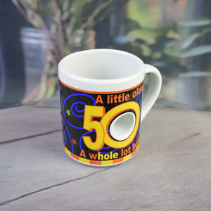 Mug à bière et à vin pour 50e anniversaire - Tasse en porcelaine classique avec un design sur le thème 'Un peu plus vieux, beaucoup plus meilleur' - Product Image 5