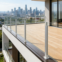 Rampe d'escalier flottante en acier inoxydable avec éclairage LED intégré pour les marches, pour une utilisation dans les appartements de luxe.