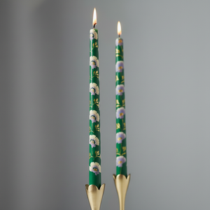Bougies coniques florales peintes à la main, parfum lavande et sans fumée, base vert sauge/vert pâle, fleurs blanches et violettes pour mariages et Noël - Product Image 1