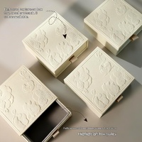 Boîte d'emballage de bijoux de luxe personnalisée avec gaufrage, boîte cadeau carrée en carton rigide avec insert en velours