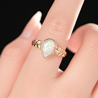 ZhuQian Wholesale : Bagues élégantes en opale en forme de goutte d'eau pour femmes, dorées, avec motif feuille sculptée, classiques, pour usage quotidien, bijoux raffinés