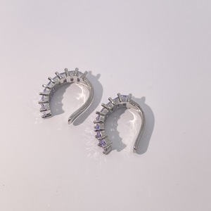 Pendientes de latón chapados en oro Tianyu Gems con circonita cúbica blanca tallada en esmeralda, un diseño clásico y moderno. - Product Image 3