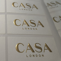 Etiquetas de Papel Texturizado con Logotipo Personalizado, 120gsm, Cuadradas, con Estampado Dorado Mate, al Mejor Precio de Fábrica y Alta Calidad