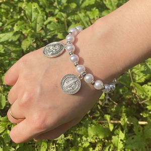 Pulsera de Cuentas de Perlas Católicas <span class=keywords><strong>Recuerdos</strong></span> Tradicionales de Primera Comunión con Cruz y Dijes de Santa María y San José - Product Image 3