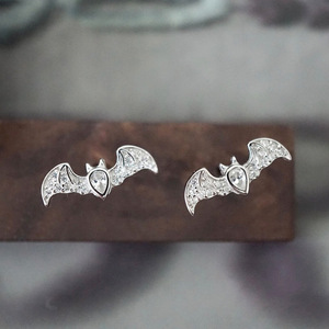 Orecchini a perno a forma di pipistrello, in lega d'oro bianco, con cristalli a taglio a pera e pavé di strass, gioielli unisex alla moda - Product Image 4