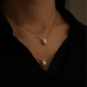 Collar con Colgante Elegante de Acero Inoxidable 316L con Baño de Oro PVD, Resistente y Sostenible, con Dije de Perla Ovalada - Product Image 3