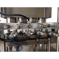 Machine de capsulage automatique à couple constant pour divers contenants en verre et en plastique