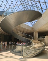 Escalier en verre incurvé en acier, design professionnel moderne et économique, pour villas, avec des marches flottantes intérieures.