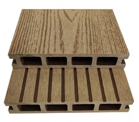 Planches de terrasse carrées en WPC brossé avec installation par clips, surface imperméable à l'eau à effet bois pour extérieur