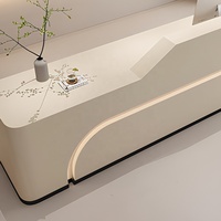 Comptoir de caisse de salon, comptoir de bar pour magasin de vêtements, bureau d'accueil simple et moderne pour entreprise, comptoir de réception d'hôtel incurvé de luxe léger
