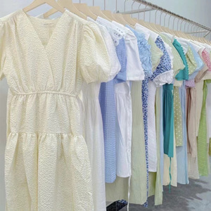 Robe florale trapèze pour femme avec manches bouffantes et col en U, en mousseline légère aux couleurs pastel, confectionnée avec des détails cousus - Product Image 3