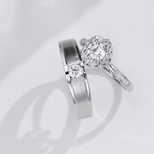 Bague de fiançailles en argent S925 MSR-2190 avec diamant rond brillant et diamants latéraux, style classique - Product Image 2