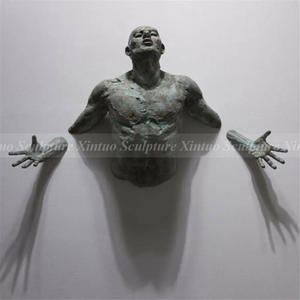 Sculpture murale de haute qualité représentant un homme sortant de la pierre, Matteo Pugliese, sculpture en bronze à vendre - Product Image 2