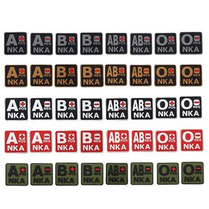 Patchs lumineux en PVC souple personnalisés avec type <span class=keywords><strong>sanguin</strong></span>, velcro, 5*5CM, groupes sanguins A, B, AB, O, POS, trousses de premiers soins, patchs tactiques de moral - Product Image 1