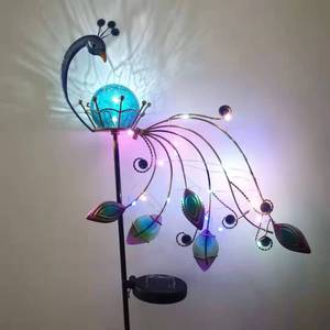 Lampe solaire décorative de jardin en forme de paon en fer avec panneau solaire, pour extérieur - Product Image 1