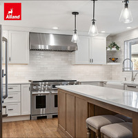 Armoire de cuisine modulaire personnalisée en bois massif chêne blanc Alland, style Shaker moderne, panneau peint bicolore, pour villa