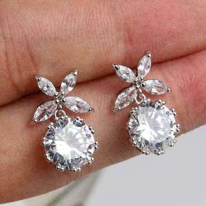 Boucles d'oreilles pendantes élégantes en forme de fleur, plaquées or blanc, avec cristaux de strass ronds taille brillant, bijoux classiques pour femmes, pour mariage - Product Image 3
