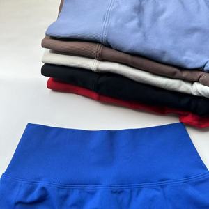 Completo Sportivo da Palestra Hot Seamless con Logo Personalizzato, Pantaloncini Push-Up Arricciati e Reggiseno Nero Incrociato per <span class=keywords><strong>Abbigliamento</strong></span> Sportivo da Donna Outdoor - Product Image 3