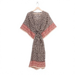 Poncho Kaftan Indien Fait Main en Coton Écologique à Col en V, à Volants et Pompons, Taille Naturelle, Grande Taille pour Femme - Product Image 1