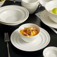 Vaisselle en céramique en gros directement de l'usine : Ensemble de bols et assiettes en porcelaine blanche minimaliste, style crémeux, compatible micro-ondes
