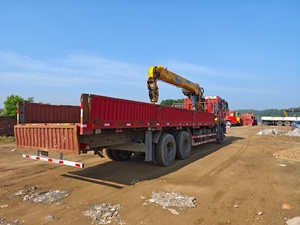 Grue montée sur camion rouge avec flèche à 4 sections et moteur Yuchai pour la manutention de matériaux lourds - Product Image 5