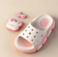 Nouvelles pantoufles d'été 2026 pour enfants, sandales à semelle souple motif ours, pour la plage et l'extérieur, pantoufles parent-enfant pour bébés, hommes et femmes