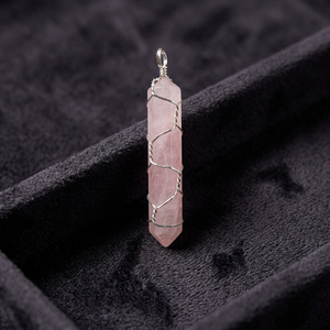Pendentif tour en cristal de cornaline fait main, enroulé de fil d'argent - Product Image 6