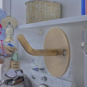 Ganchos Colgantes de Latón Creativos en Dorado Cepillado para Dormitorio y Baño, Adhesivos sin Perforación para Abrigos, Sombreros y Ropa - Product Image 1