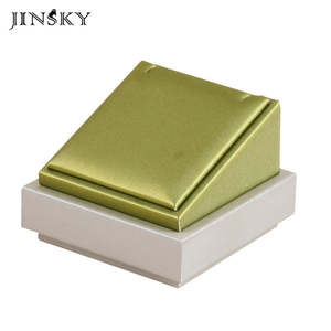 Expositor de Joyería Moderno de Microfibra y Metal Reciclable JINSKY para Collares, Pendientes, Anillos, Pulseras y Accesorios de Tienda - Product Image 4
