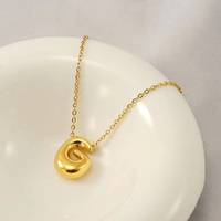Collar Clásico de Acero Inoxidable con Colgante de Letra Burbuja Inglesa de 26 Letras en Oro de 18k