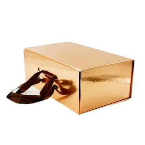 रिबन हैंडल के साथ कपड़ों, जूते पैकेजिंग पेपर बॉक्स के लिए कस्टम फोल्डिंग मैग्नेटिक सूटकेस उपहार बॉक्स