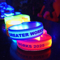 Bracelets promotionnels personnalisés à LED Bracelets en tissu lumineux à lumière vive et vibrante activés par le son pour les festivals et les fêtes