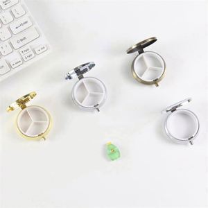100 pièces prêtes à être expédiées, boîte à pilules ronde en métal à 3 compartiments avec PP de qualité alimentaire 3*2CM, argent/or/or rose, option de logo personnalisé - Product Image 5