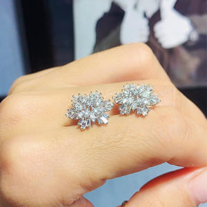 Orecchini a Perno con Fiocco di Neve in Oro Bianco con Diamanti Taglio Baguette Affusolati per Donne, Gioielli di Lusso per Matrimonio - Product Image 5