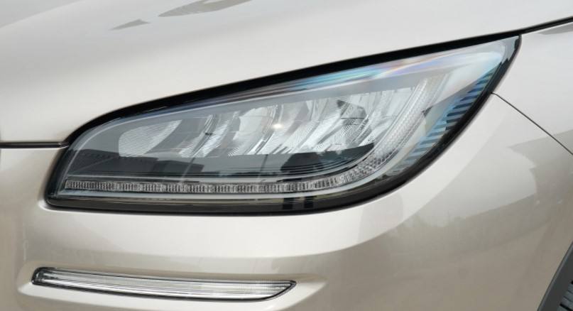 สีขาวอบอุ่น