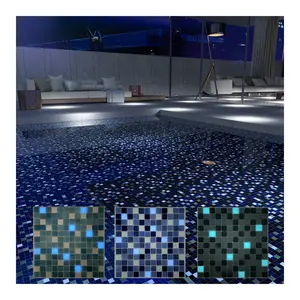 Fábrica al por mayor reciclar vidrio luminoso azul cuadrado piscina vidrio mosaico azulejos brillan en la oscuridad