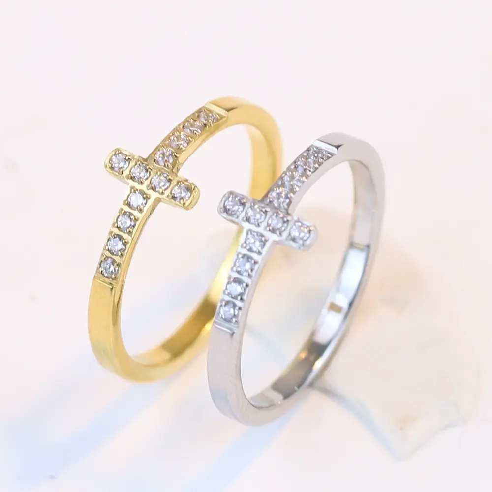 Micro Pave Strass Diamant Kreuz Fingerring 18 Karat vergoldet Edelstahl Kreuz Ring für Frauen