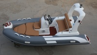Yacht en fibre de verre de 13 pieds, bateau à coque en V profond, cabine ouverte, avec pontons pour la pêche en haute mer