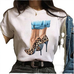 Camiseta de Verano al por Mayor de Poliéster Tejido Transpirable de Alta Calidad con Estampado de Tacones Altos para Mujer, Cuello Redondo, Estilo Urbano y Moderno - Product Image 2