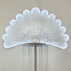 Lampe de sol LED en fer forgé et organza avec pampilles en cristal en forme de paon pour allée de mariage et décoration de mariage - Product Image 6