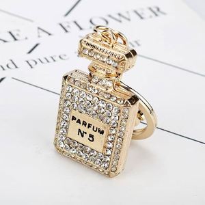 Porte-clés créatif vintage en métal, pendentif de voiture en strass, flacon de parfum imprimé en émail, sac pour femme avec impression offset - Product Image 4