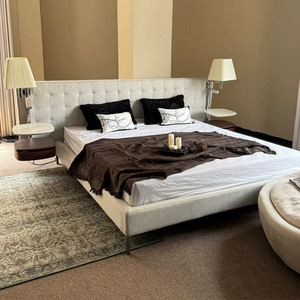 Lit en tissu minimaliste italien haut de gamme, en coton et lin, avec détails en pompons, pour villa, penthouse, chambre principale et maison de luxe - Product Image 2