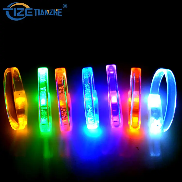 Nouveaux produits chauds LED Flash Light up Bracelet Motion Sound Clignotant Musique Bracelet Cadeaux de fête