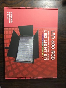 LED 600 RGB Luz de video en vivo Transmisión portátil de mano LED D600RGB Luz de cámara a todo color Luz de relleno LED para exteriores - Product Image 6