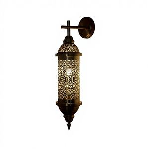 Lampe murale LED marocaine ajourée sculptée pour la décoration vintage de villas, restaurants, hôtels, gîtes et bars - Product Image 1