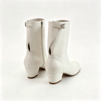 Sepatu Boots Kulit Sapi Putih Lembut Model Split Toe Wanita, Gesper Belakang, Ritsleting, Hak Sedang, Pendek, Elegan, Musim Gugur Musim Dingin, MOQ Rendah